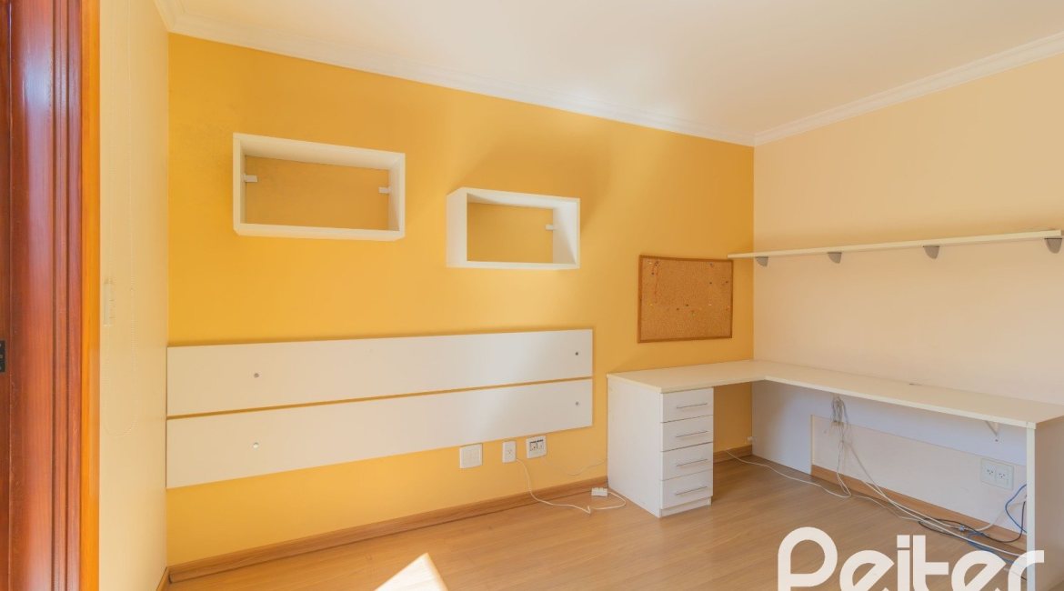 Casa em Condomínio à venda com 286m², 3 dormitórios, 1 suíte, 2 vagas, no bairro Cristal em PORTO ALEGRE