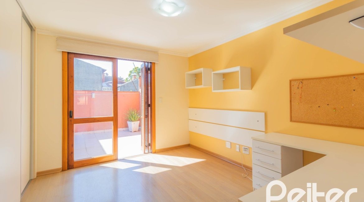 Casa em Condomínio à venda com 286m², 3 dormitórios, 1 suíte, 2 vagas, no bairro Cristal em PORTO ALEGRE