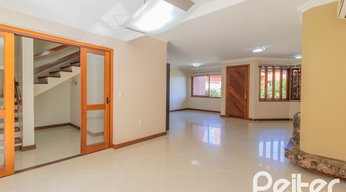 Casa em Condomínio à venda com 286m², 3 dormitórios, 1 suíte, 2 vagas, no bairro Cristal em PORTO ALEGRE