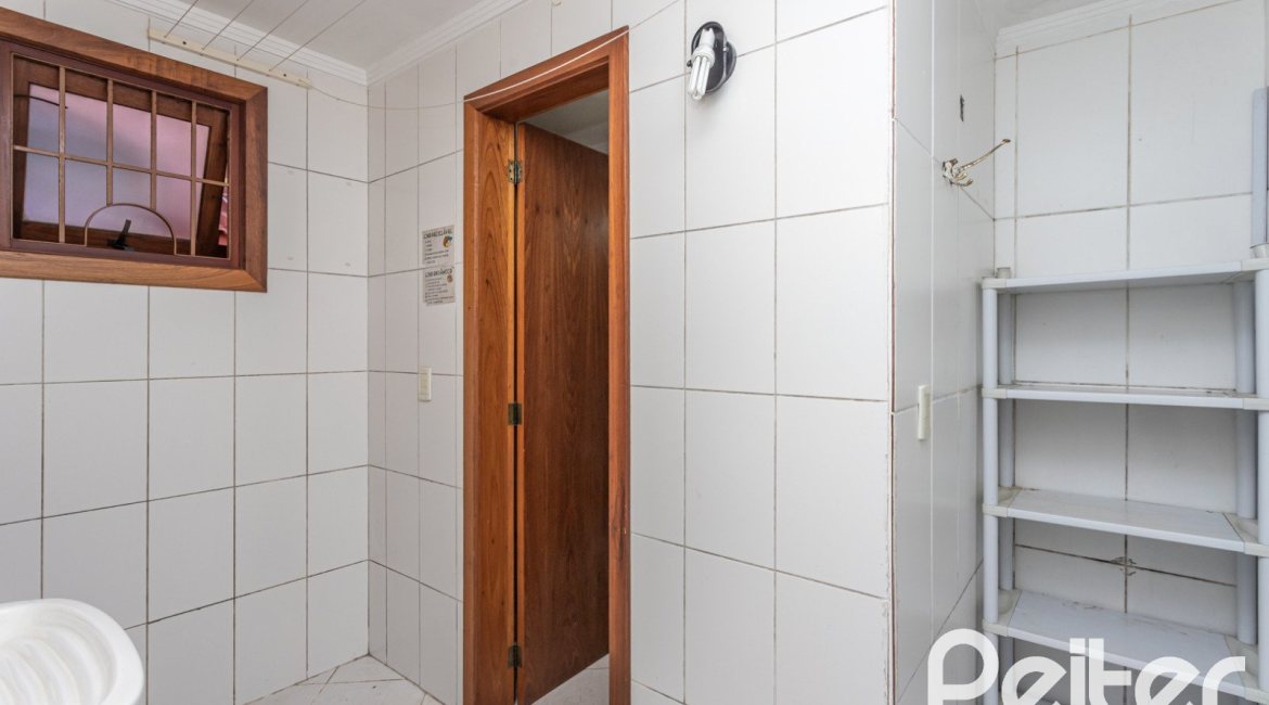 Casa em Condomínio à venda com 286m², 3 dormitórios, 1 suíte, 2 vagas, no bairro Cristal em PORTO ALEGRE