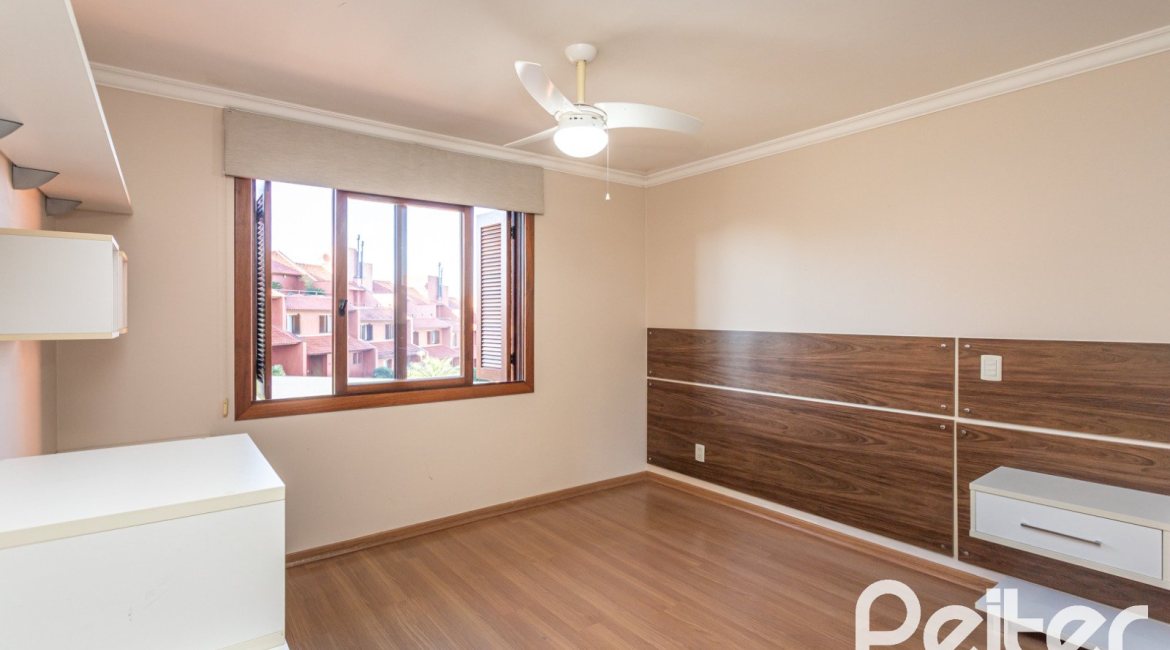 Casa em Condomínio à venda com 286m², 3 dormitórios, 1 suíte, 2 vagas, no bairro Cristal em PORTO ALEGRE