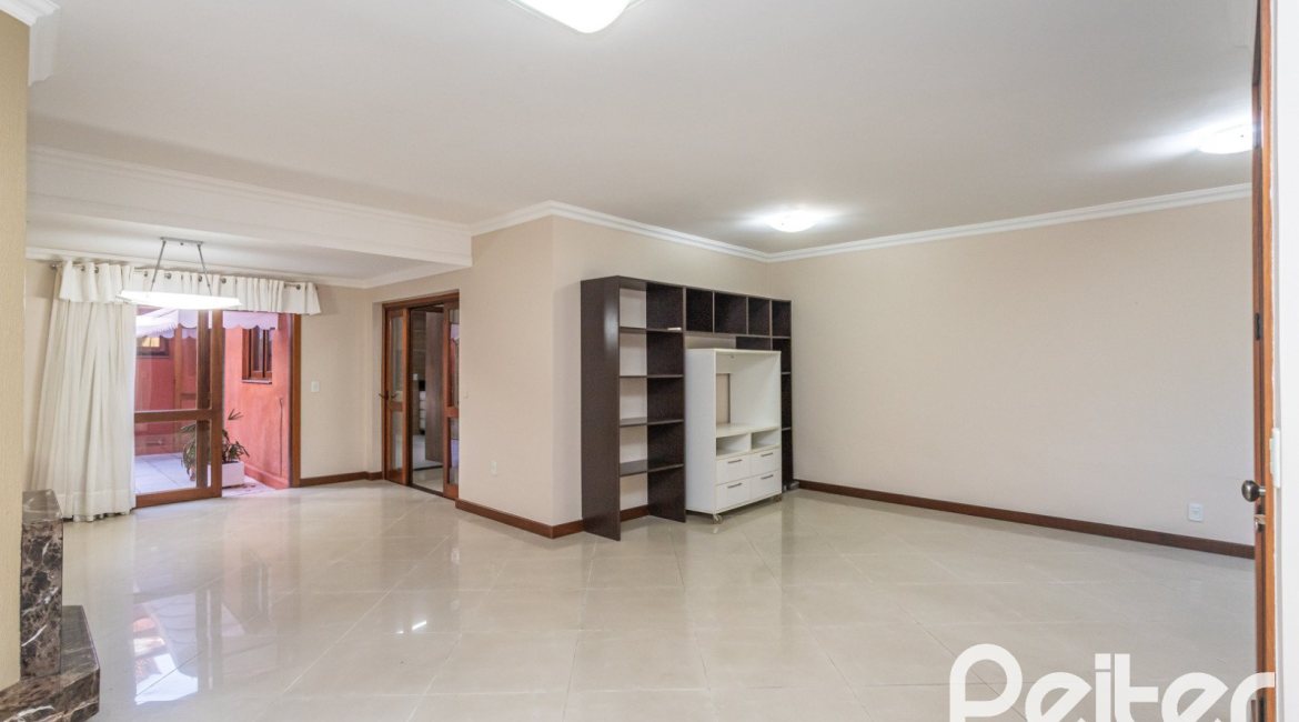 Casa em Condomínio à venda com 286m², 3 dormitórios, 1 suíte, 2 vagas, no bairro Cristal em PORTO ALEGRE