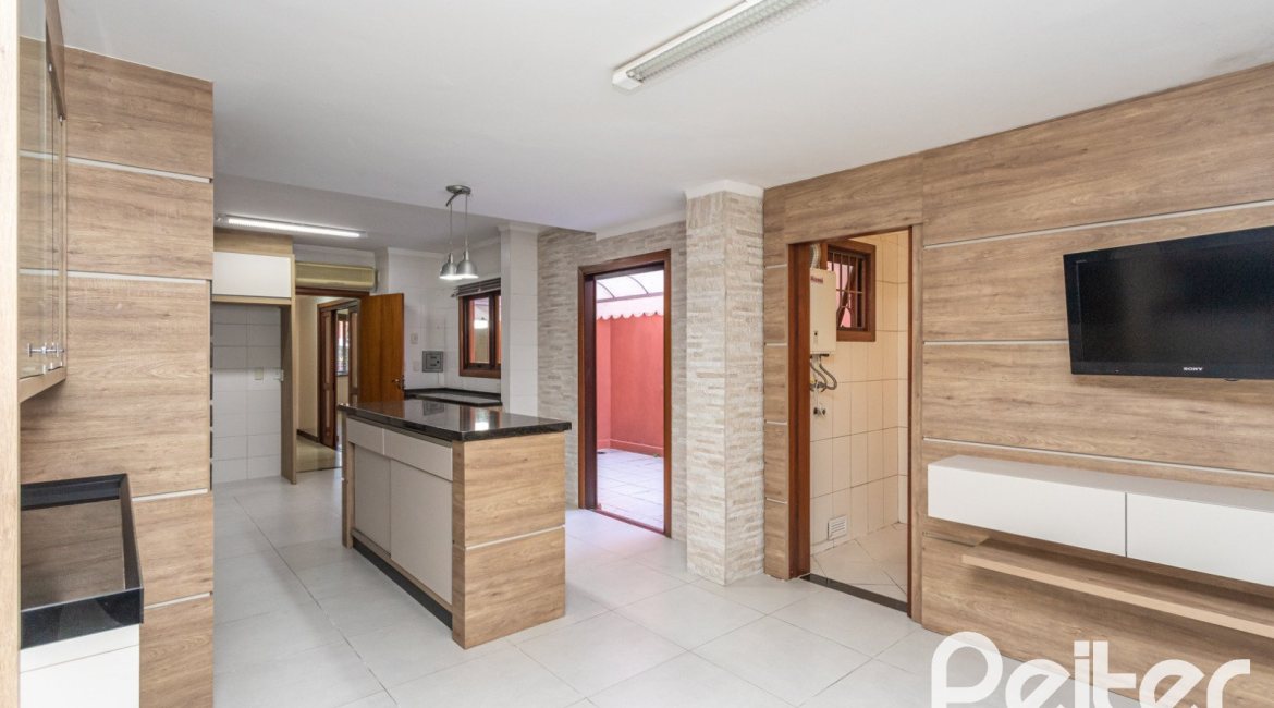 Casa em Condomínio à venda com 286m², 3 dormitórios, 1 suíte, 2 vagas, no bairro Cristal em PORTO ALEGRE