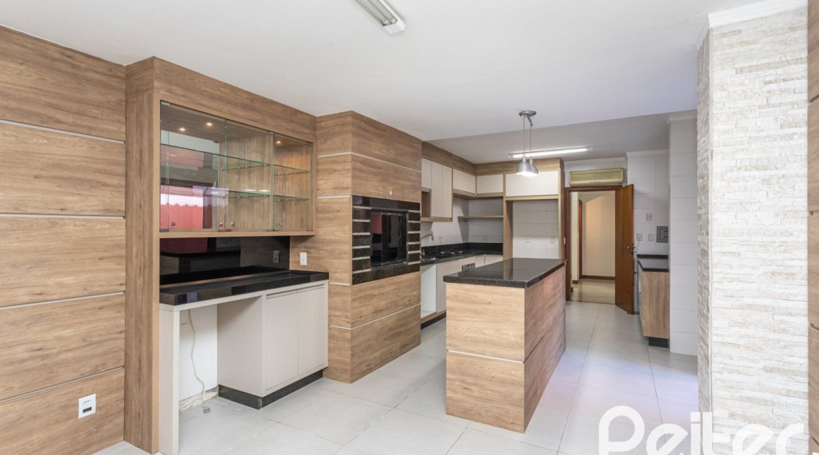 Casa em Condomínio à venda com 286m², 3 dormitórios, 1 suíte, 2 vagas, no bairro Cristal em PORTO ALEGRE