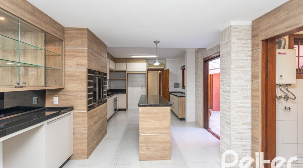 Casa em Condomínio à venda com 286m², 3 dormitórios, 1 suíte, 2 vagas, no bairro Cristal em PORTO ALEGRE