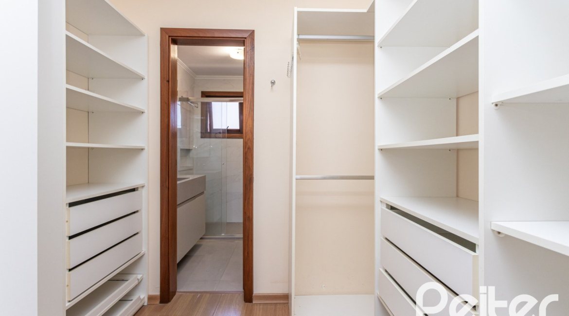 Casa em Condomínio à venda com 286m², 3 dormitórios, 1 suíte, 2 vagas, no bairro Cristal em PORTO ALEGRE