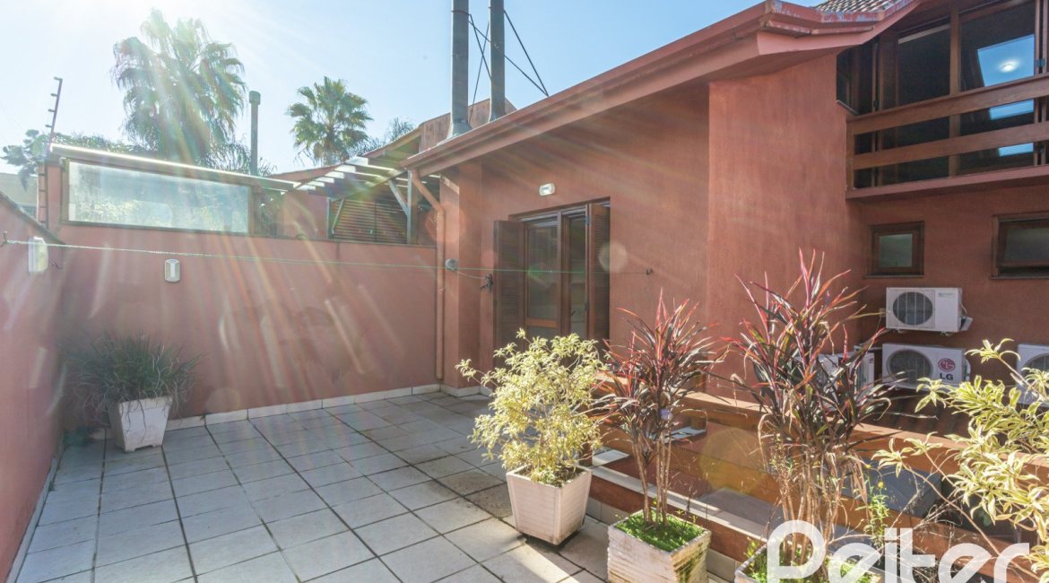 Casa em Condomínio à venda com 286m², 3 dormitórios, 1 suíte, 2 vagas, no bairro Cristal em PORTO ALEGRE