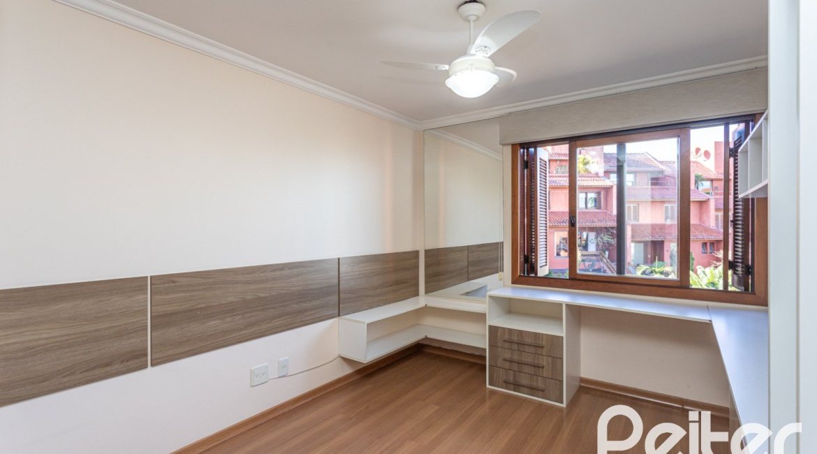 Casa em Condomínio à venda com 286m², 3 dormitórios, 1 suíte, 2 vagas, no bairro Cristal em PORTO ALEGRE