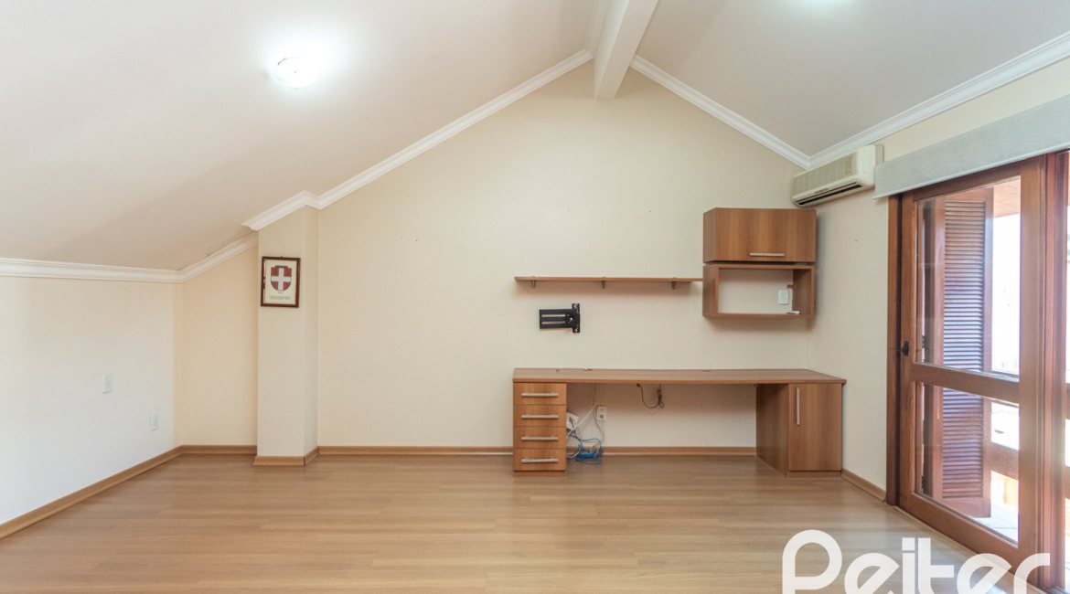 Casa em Condomínio à venda com 286m², 3 dormitórios, 1 suíte, 2 vagas, no bairro Cristal em PORTO ALEGRE