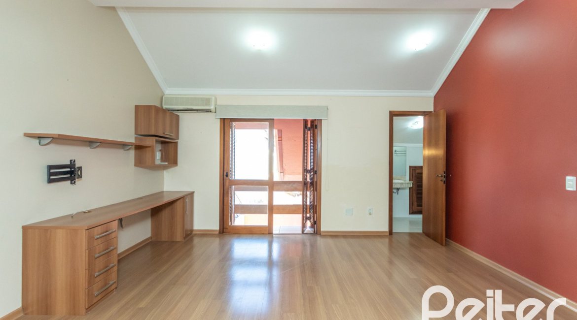 Casa em Condomínio à venda com 286m², 3 dormitórios, 1 suíte, 2 vagas, no bairro Cristal em PORTO ALEGRE