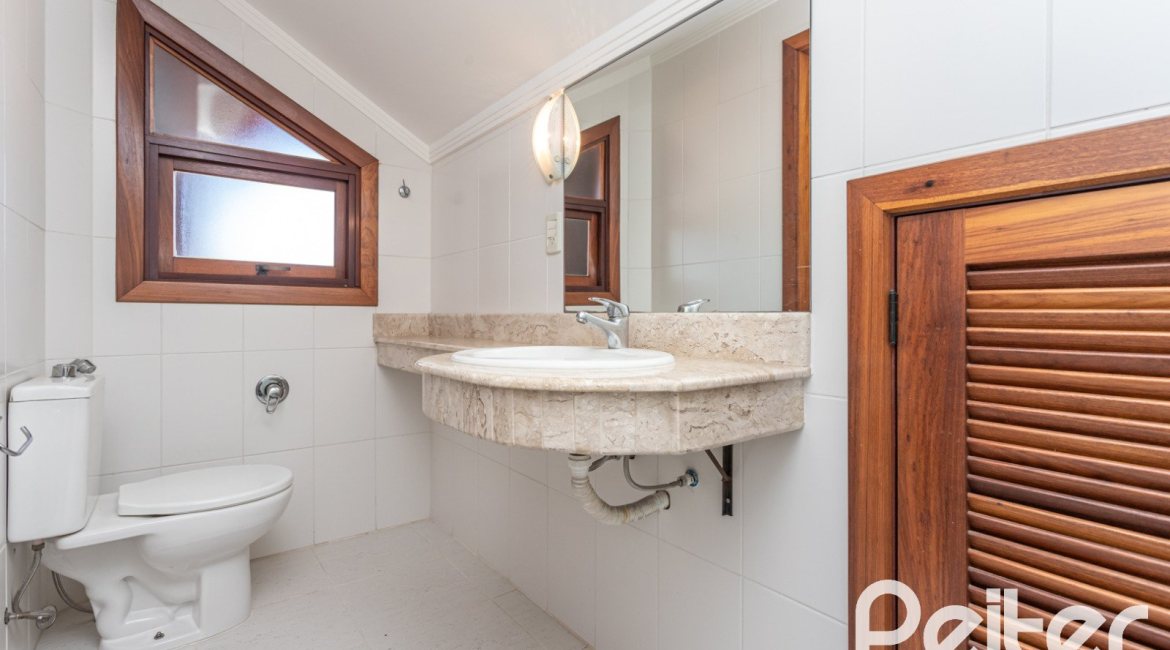 Casa em Condomínio à venda com 286m², 3 dormitórios, 1 suíte, 2 vagas, no bairro Cristal em PORTO ALEGRE