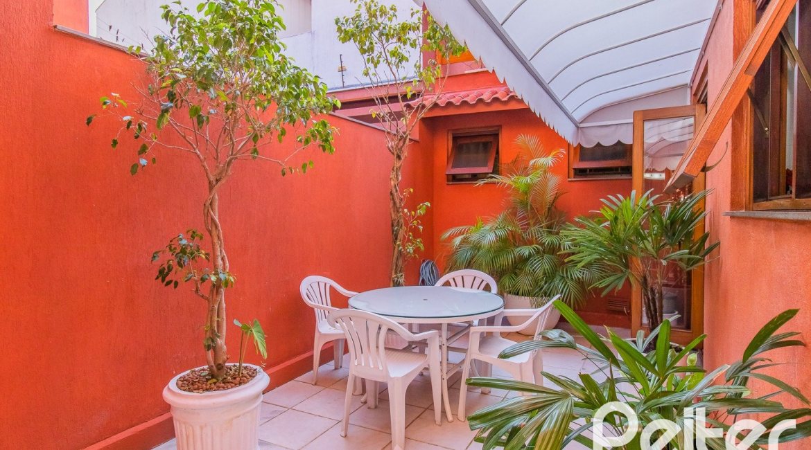 Casa em Condomínio à venda com 286m², 3 dormitórios, 1 suíte, 2 vagas, no bairro Cristal em PORTO ALEGRE