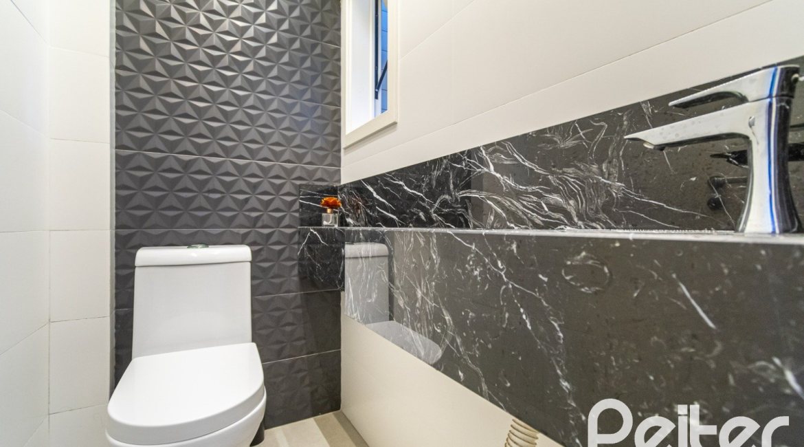 Casa à venda com 320m², 4 dormitórios, 2 suítes, 3 vagas, no bairro Jardim Isabel em Porto Alegre