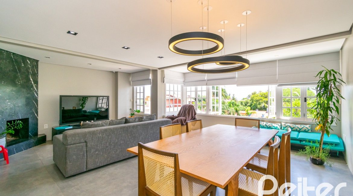 Casa à venda com 320m², 4 dormitórios, 2 suítes, 3 vagas, no bairro Jardim Isabel em Porto Alegre