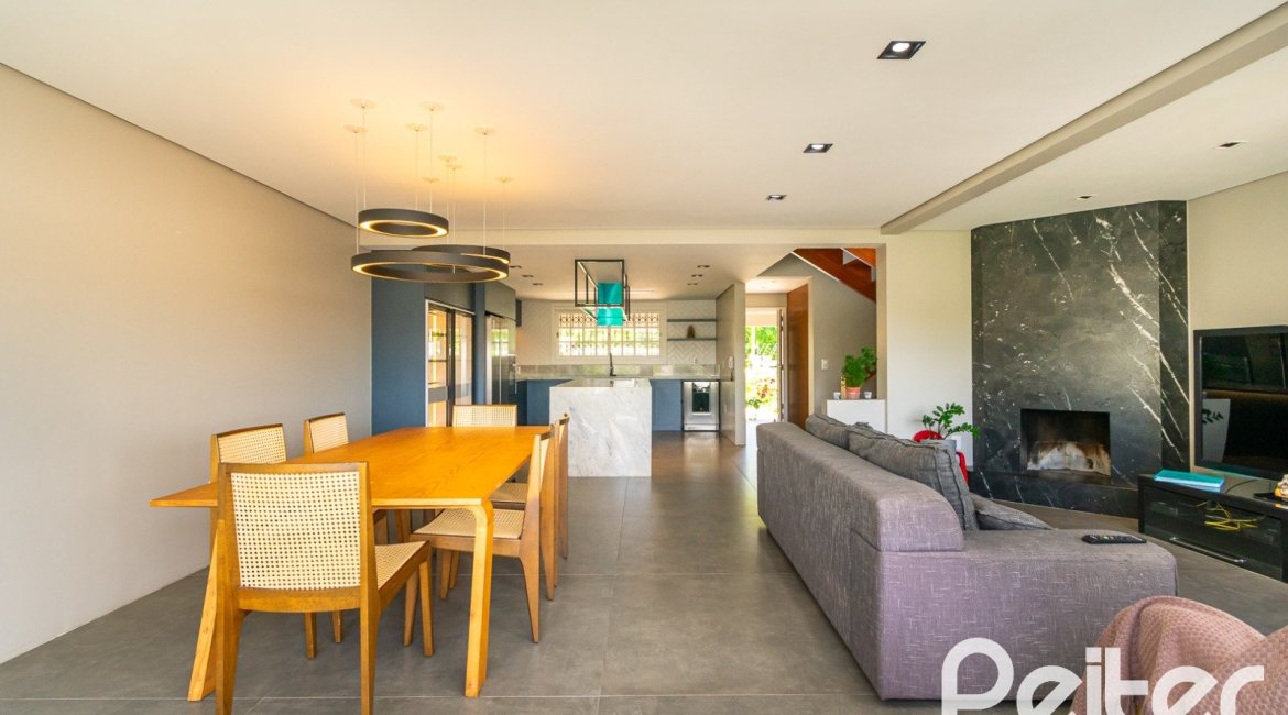 Casa à venda com 320m², 4 dormitórios, 2 suítes, 3 vagas, no bairro Jardim Isabel em Porto Alegre