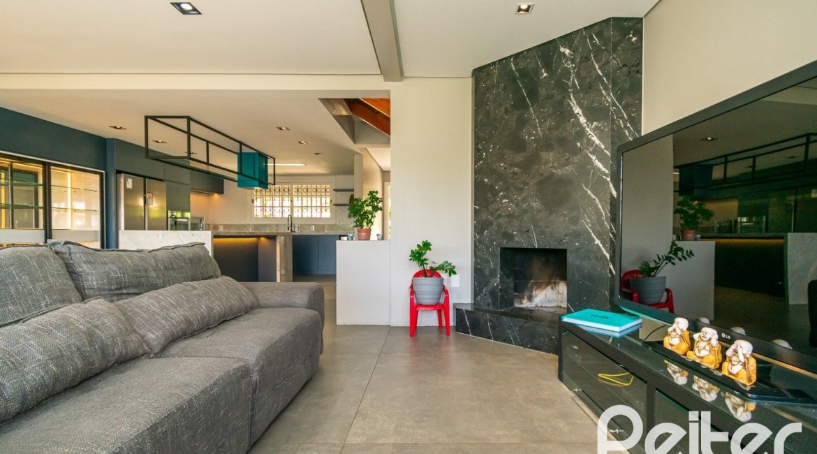 Casa à venda com 320m², 4 dormitórios, 2 suítes, 3 vagas, no bairro Jardim Isabel em Porto Alegre