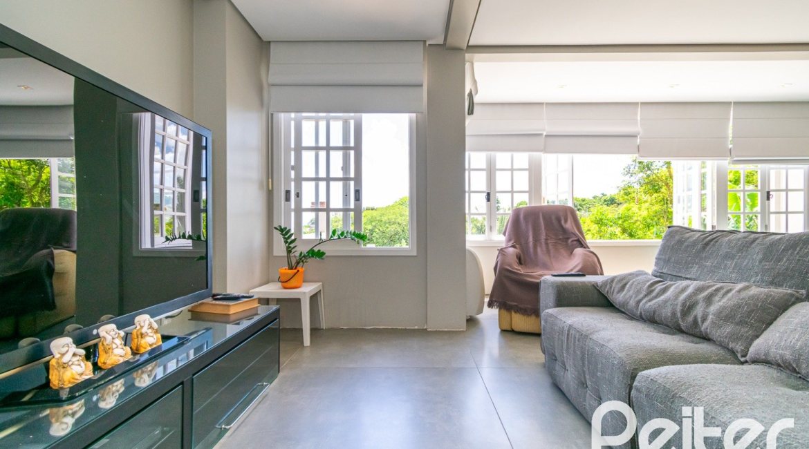 Casa à venda com 320m², 4 dormitórios, 2 suítes, 3 vagas, no bairro Jardim Isabel em Porto Alegre