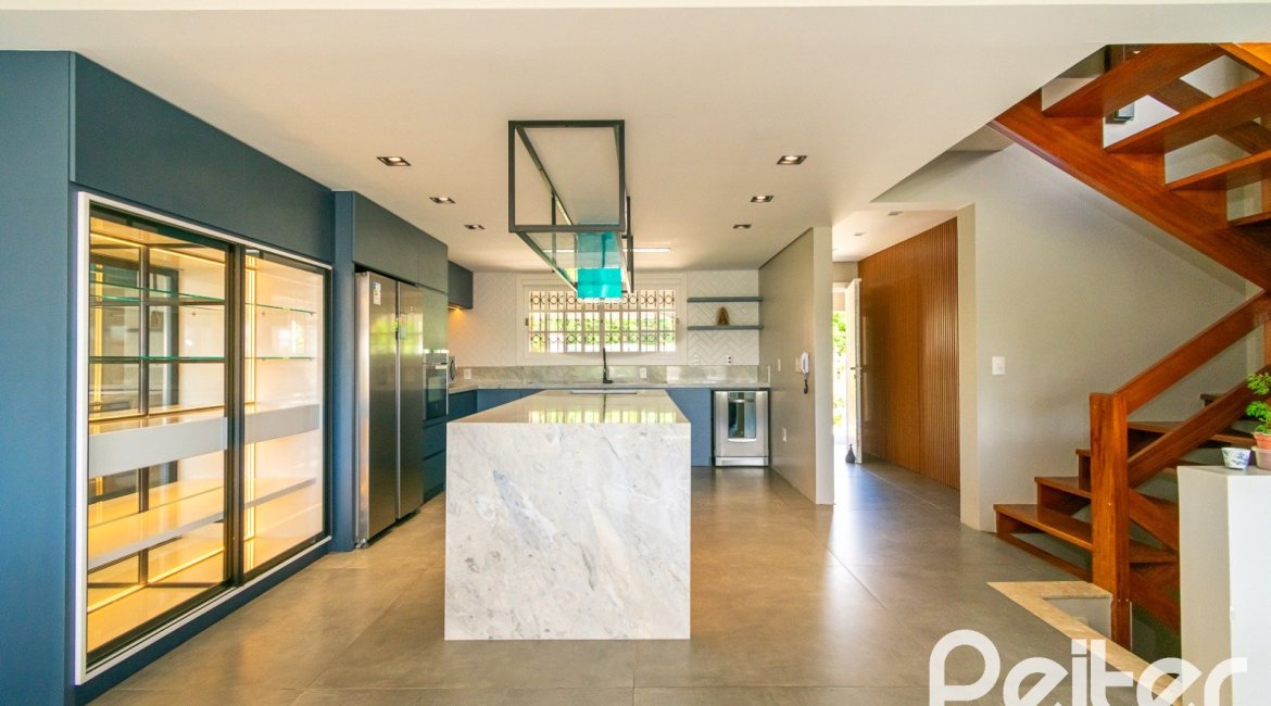 Casa à venda com 320m², 4 dormitórios, 2 suítes, 3 vagas, no bairro Jardim Isabel em Porto Alegre