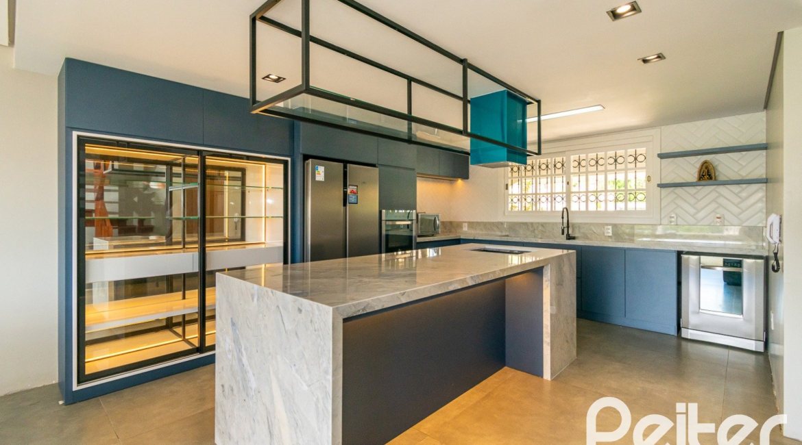 Casa à venda com 320m², 4 dormitórios, 2 suítes, 3 vagas, no bairro Jardim Isabel em Porto Alegre