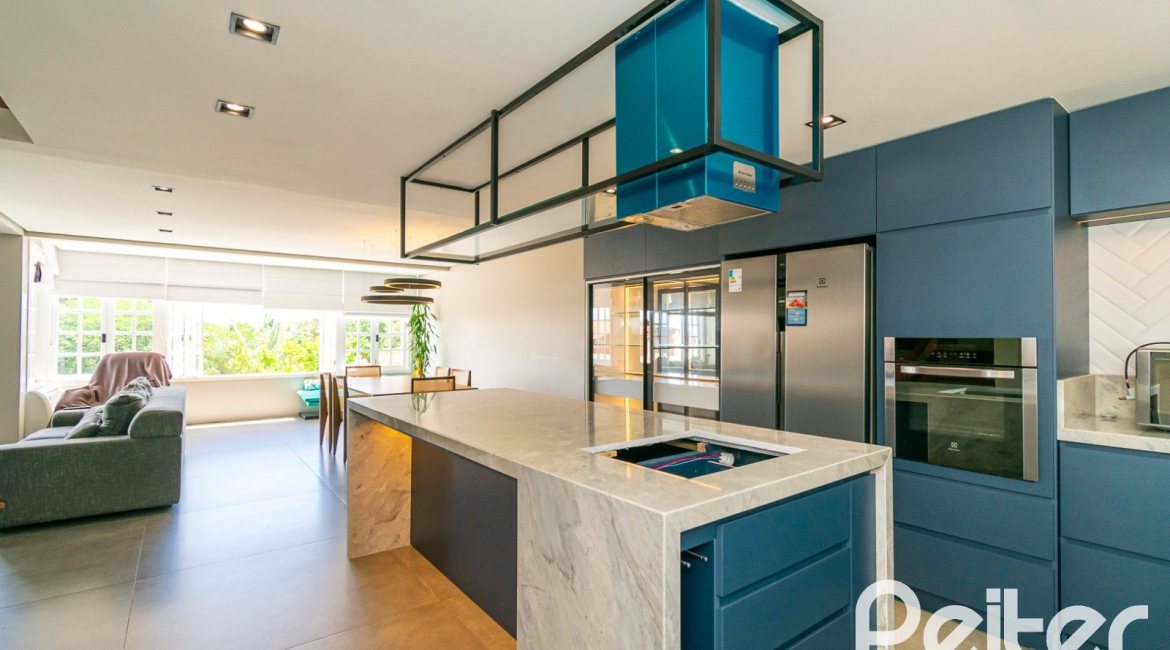 Casa à venda com 320m², 4 dormitórios, 2 suítes, 3 vagas, no bairro Jardim Isabel em Porto Alegre