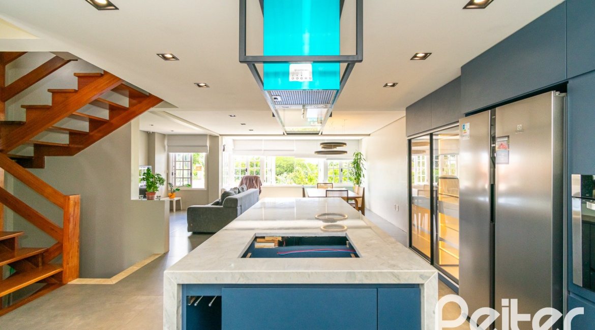 Casa à venda com 320m², 4 dormitórios, 2 suítes, 3 vagas, no bairro Jardim Isabel em Porto Alegre