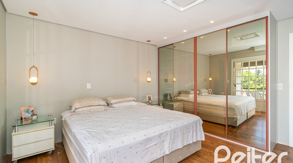 Casa à venda com 320m², 4 dormitórios, 2 suítes, 3 vagas, no bairro Jardim Isabel em Porto Alegre