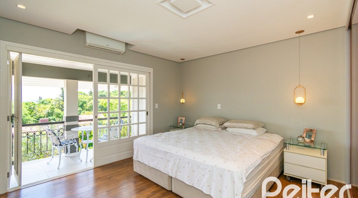 Casa à venda com 320m², 4 dormitórios, 2 suítes, 3 vagas, no bairro Jardim Isabel em Porto Alegre