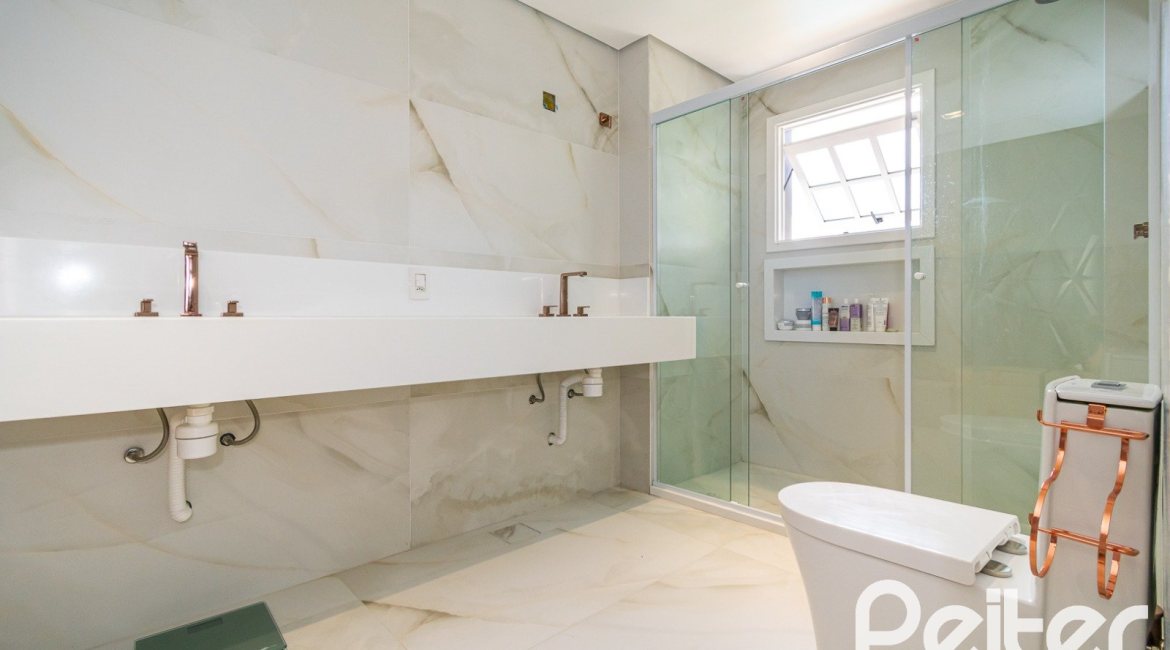 Casa à venda com 320m², 4 dormitórios, 2 suítes, 3 vagas, no bairro Jardim Isabel em Porto Alegre