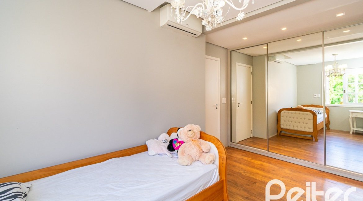 Casa à venda com 320m², 4 dormitórios, 2 suítes, 3 vagas, no bairro Jardim Isabel em Porto Alegre