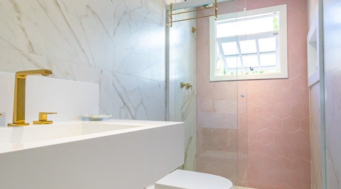 Casa à venda com 320m², 4 dormitórios, 2 suítes, 3 vagas, no bairro Jardim Isabel em Porto Alegre