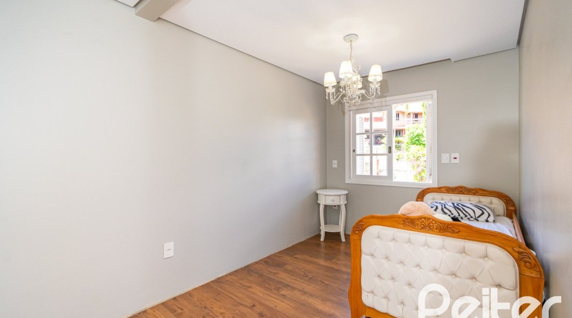 Casa à venda com 320m², 4 dormitórios, 2 suítes, 3 vagas, no bairro Jardim Isabel em Porto Alegre