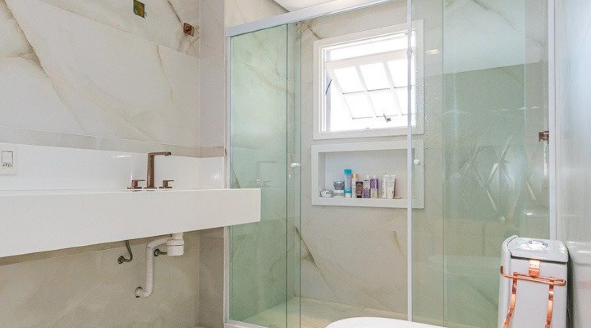 Casa à venda com 320m², 4 dormitórios, 2 suítes, 3 vagas, no bairro Jardim Isabel em Porto Alegre