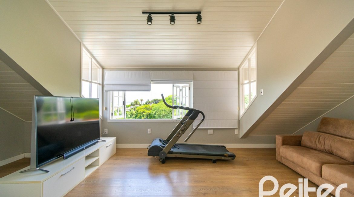 Casa à venda com 320m², 4 dormitórios, 2 suítes, 3 vagas, no bairro Jardim Isabel em Porto Alegre