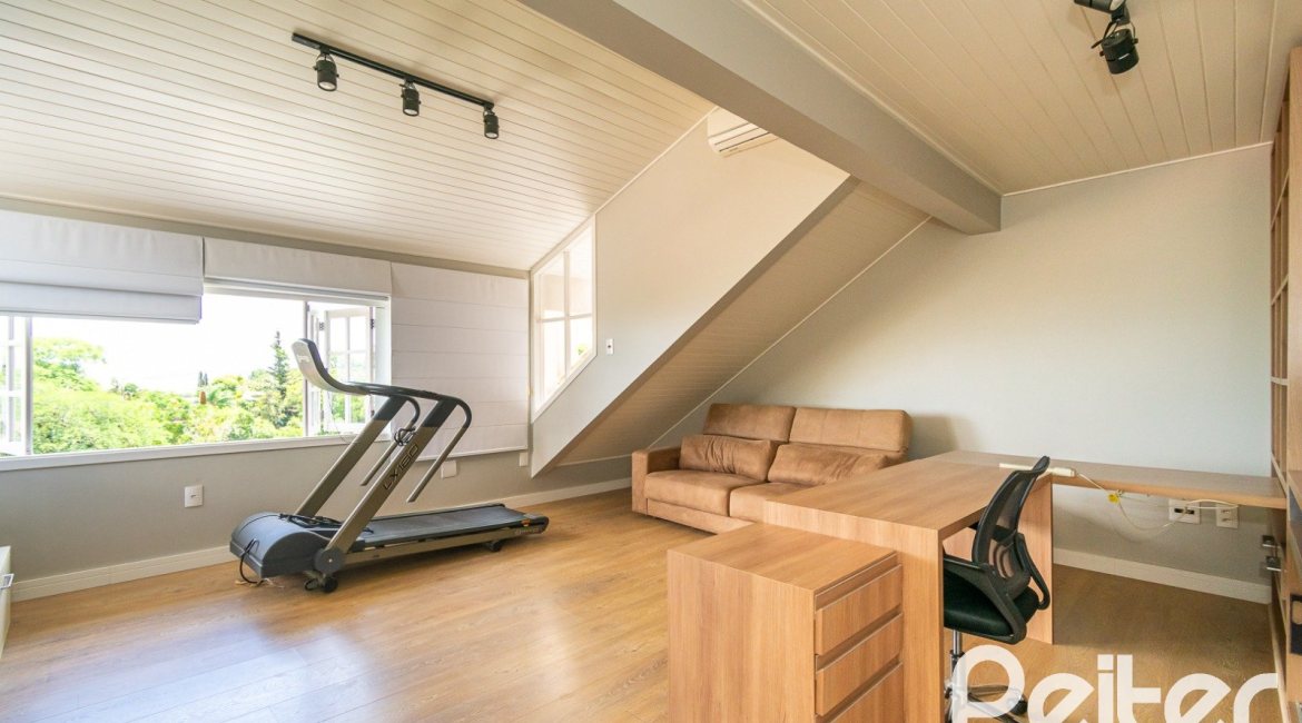 Casa à venda com 320m², 4 dormitórios, 2 suítes, 3 vagas, no bairro Jardim Isabel em Porto Alegre