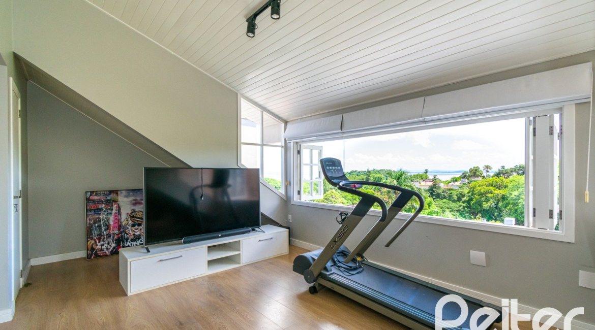 Casa à venda com 320m², 4 dormitórios, 2 suítes, 3 vagas, no bairro Jardim Isabel em Porto Alegre