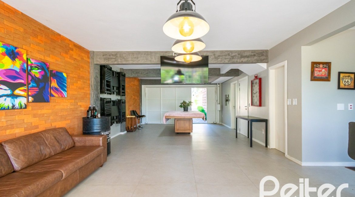 Casa à venda com 320m², 4 dormitórios, 2 suítes, 3 vagas, no bairro Jardim Isabel em Porto Alegre