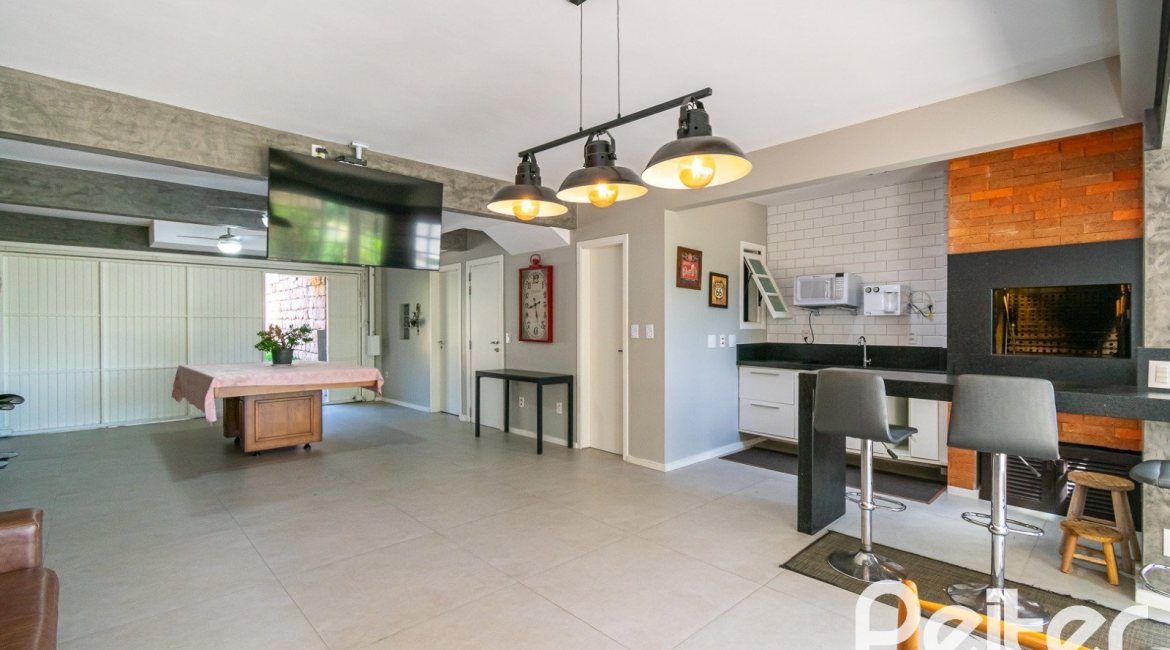 Casa à venda com 320m², 4 dormitórios, 2 suítes, 3 vagas, no bairro Jardim Isabel em Porto Alegre