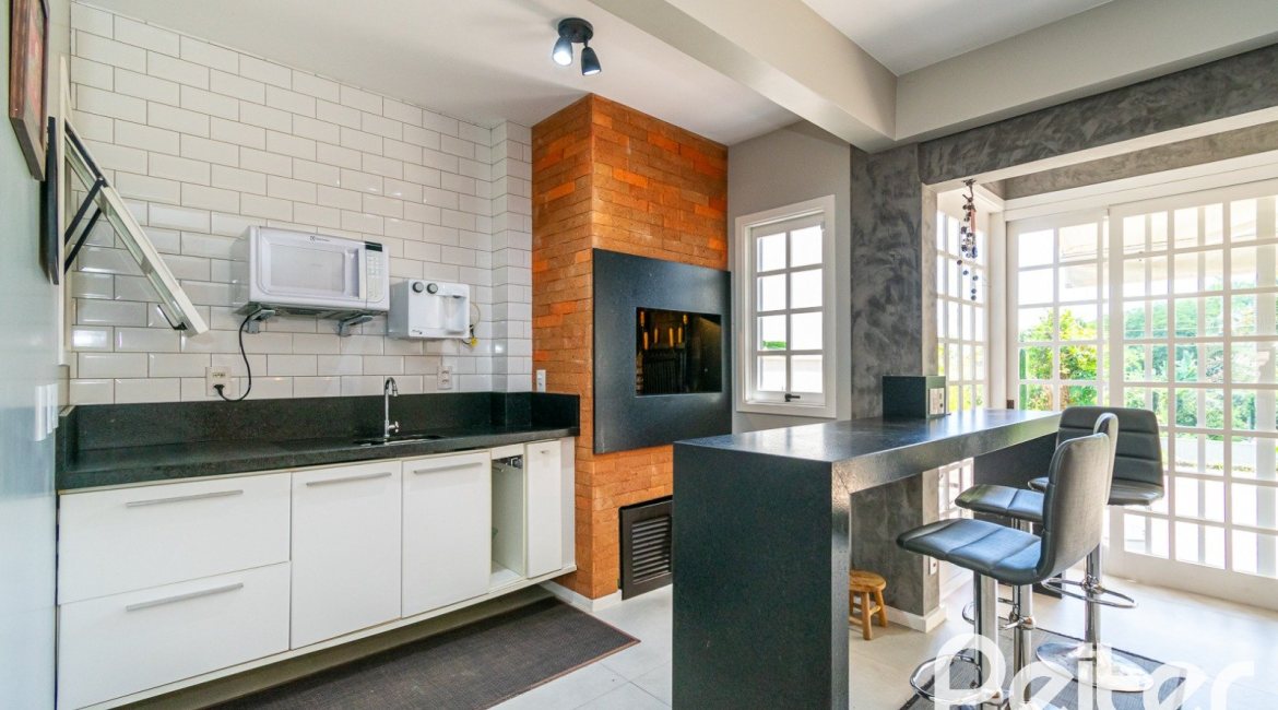 Casa à venda com 320m², 4 dormitórios, 2 suítes, 3 vagas, no bairro Jardim Isabel em Porto Alegre