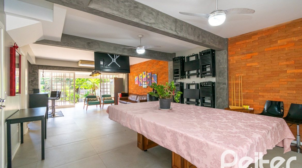 Casa à venda com 320m², 4 dormitórios, 2 suítes, 3 vagas, no bairro Jardim Isabel em Porto Alegre