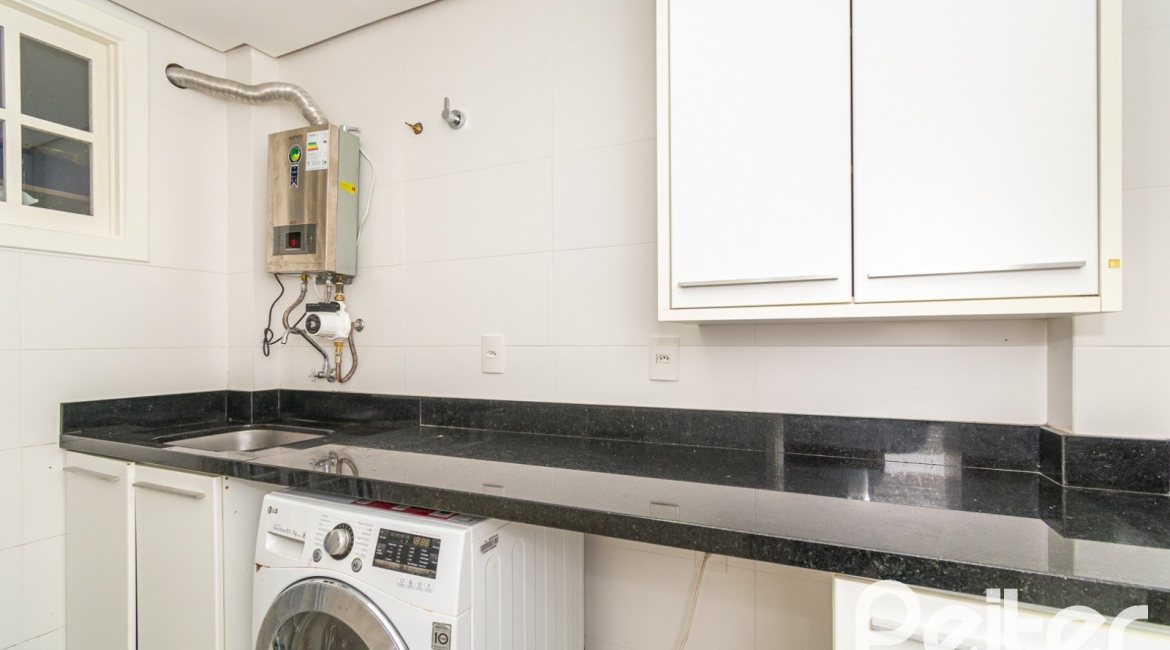 Casa à venda com 320m², 4 dormitórios, 2 suítes, 3 vagas, no bairro Jardim Isabel em Porto Alegre