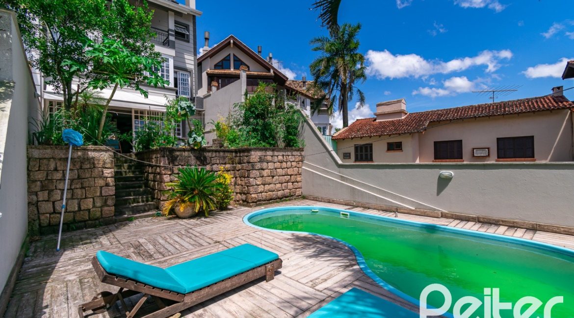 Casa à venda com 320m², 4 dormitórios, 2 suítes, 3 vagas, no bairro Jardim Isabel em Porto Alegre