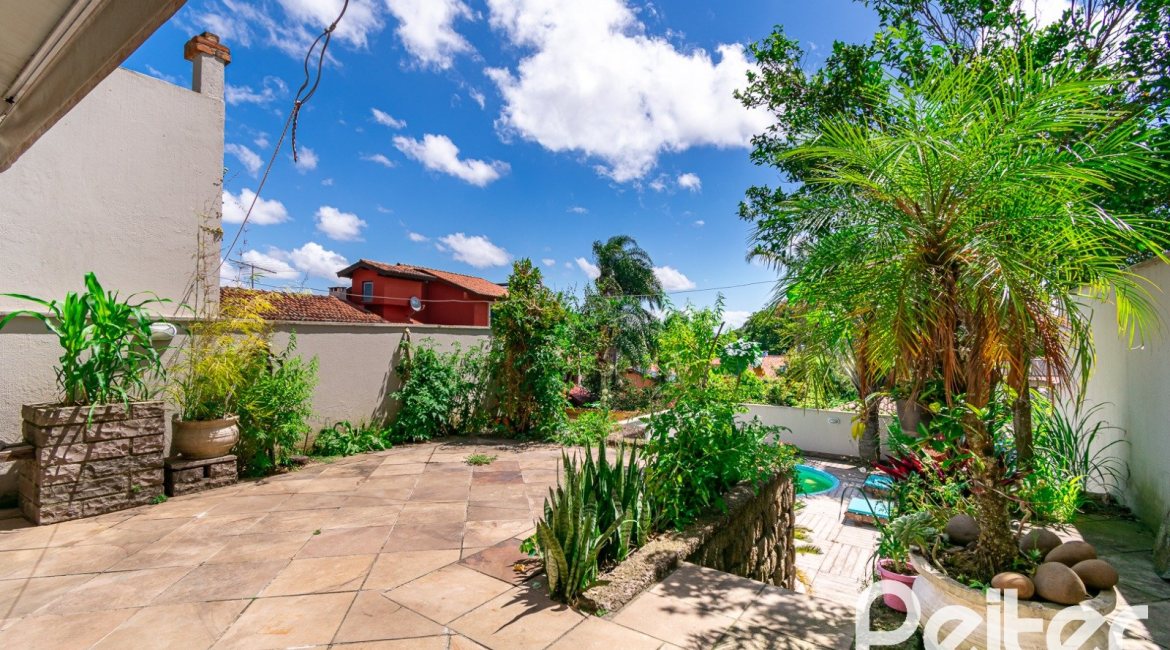 Casa à venda com 320m², 4 dormitórios, 2 suítes, 3 vagas, no bairro Jardim Isabel em Porto Alegre