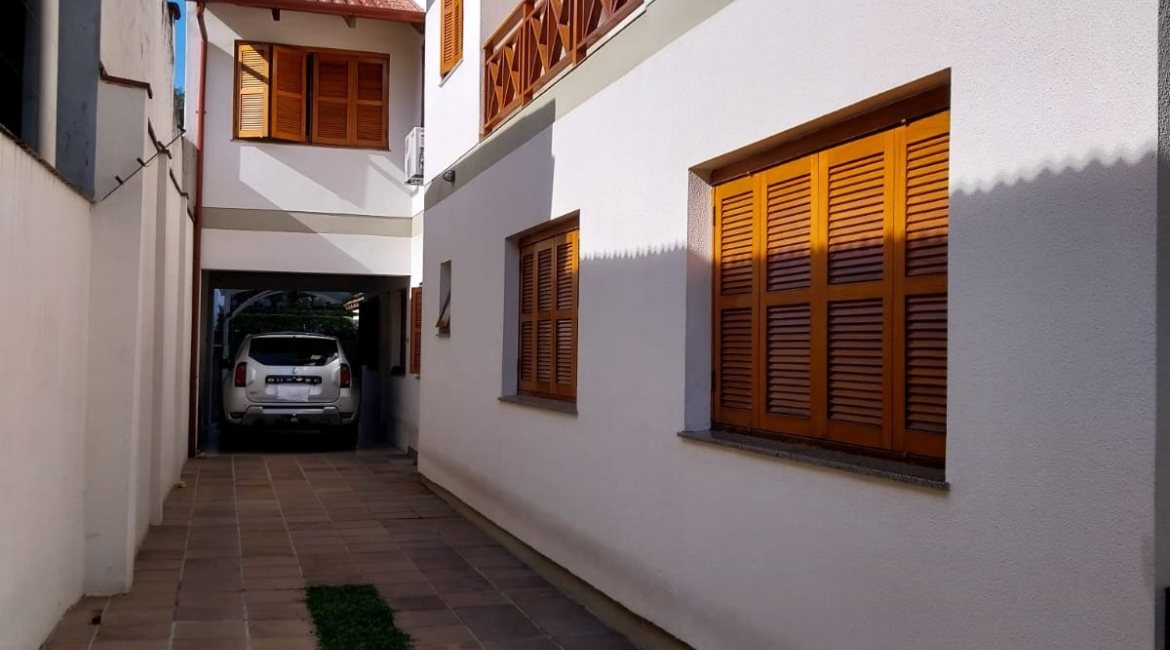 Casa à venda com 256m², 3 dormitórios, 2 suítes, 3 vagas, no bairro Tristeza em Porto Alegre