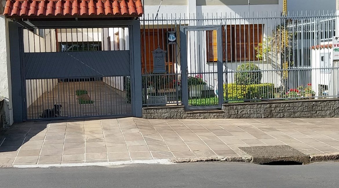 Casa à venda com 256m², 3 dormitórios, 2 suítes, 3 vagas, no bairro Tristeza em Porto Alegre