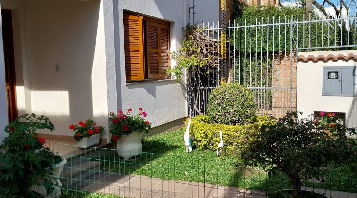 Casa à venda com 256m², 3 dormitórios, 2 suítes, 3 vagas, no bairro Tristeza em Porto Alegre