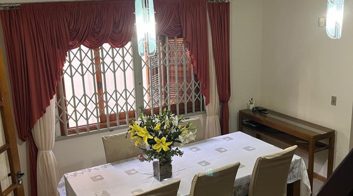 Casa à venda com 256m², 3 dormitórios, 2 suítes, 3 vagas, no bairro Tristeza em Porto Alegre