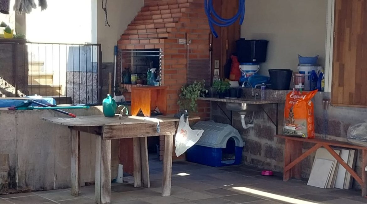 Casa à venda com 256m², 3 dormitórios, 2 suítes, 3 vagas, no bairro Tristeza em Porto Alegre