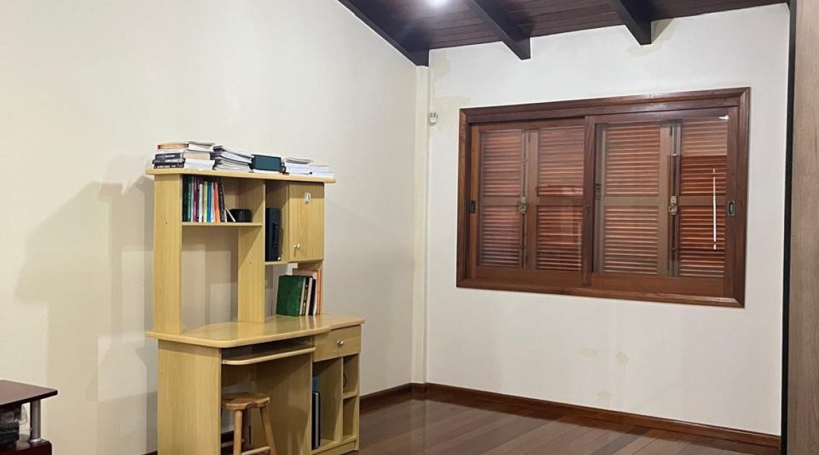 Casa à venda com 256m², 3 dormitórios, 2 suítes, 3 vagas, no bairro Tristeza em Porto Alegre
