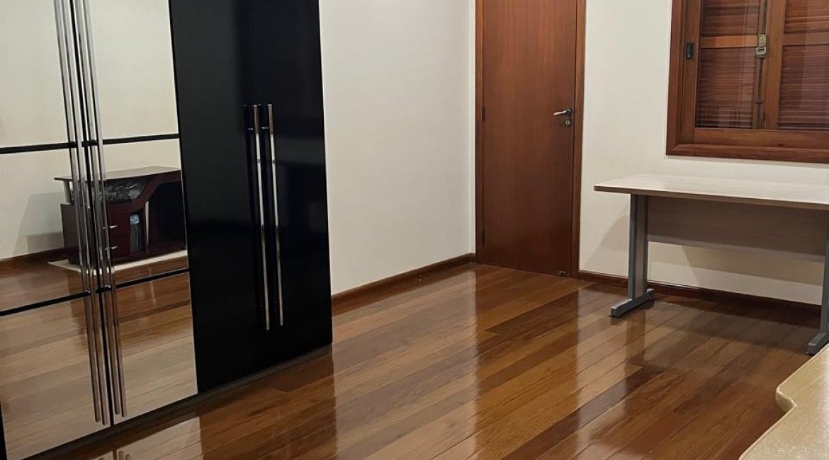 Casa à venda com 256m², 3 dormitórios, 2 suítes, 3 vagas, no bairro Tristeza em Porto Alegre