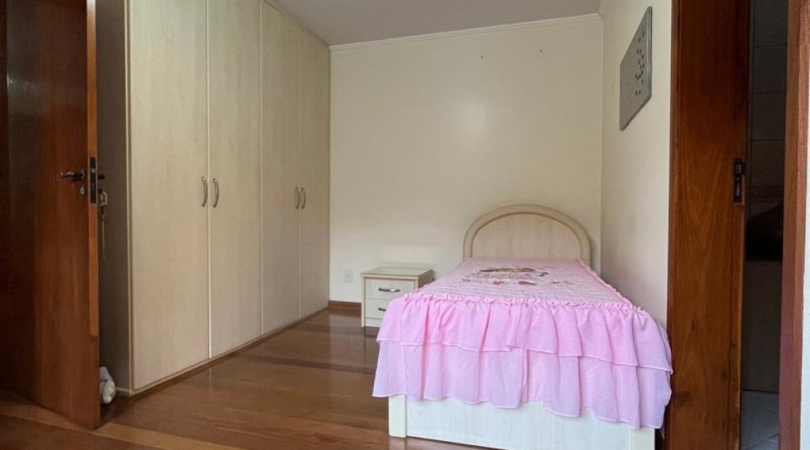 Casa à venda com 256m², 3 dormitórios, 2 suítes, 3 vagas, no bairro Tristeza em Porto Alegre